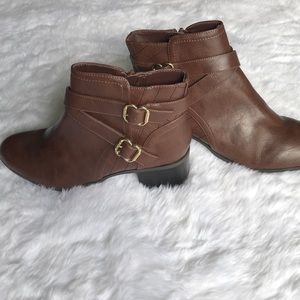 Lady’s. Boots  nice color